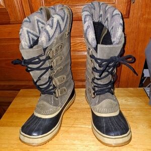 Sorel Stylish Joan of Arctic winter Boots with Patterned Lining. Pre-loved